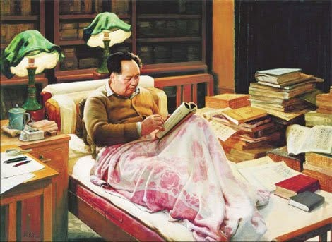 Sadik0707's tweet photo. Henry Kissinger'ın anılarından:
Mao'nun çalışma odası!
Başkan Nixon'la Mao'yu ilk kez ziyaret etttiğimizde doğrudan Mao'nun çalışma odasına alındık.
Oldukça dağınık görünen, üç duvarı kitaplar ve el yazmalarıyla dolu kitaplığın kapladığı mütevazı büyüklükte bir odaydı.
Kitaplar masaları kaplamış, yerlere yığılmıştı. Bir köşede basit ve sade bir yatak duruyordu.
[Karşımızda] dünyanın en kalabalık [800 milyon] nüfuslu ulusunun en kudretli yöneticisi, yetkisi ve gücünü daha da ihtişamlı kılacak geleneksel simgelere ihtiyacı olmayan bir filozofkral [duruyordu].