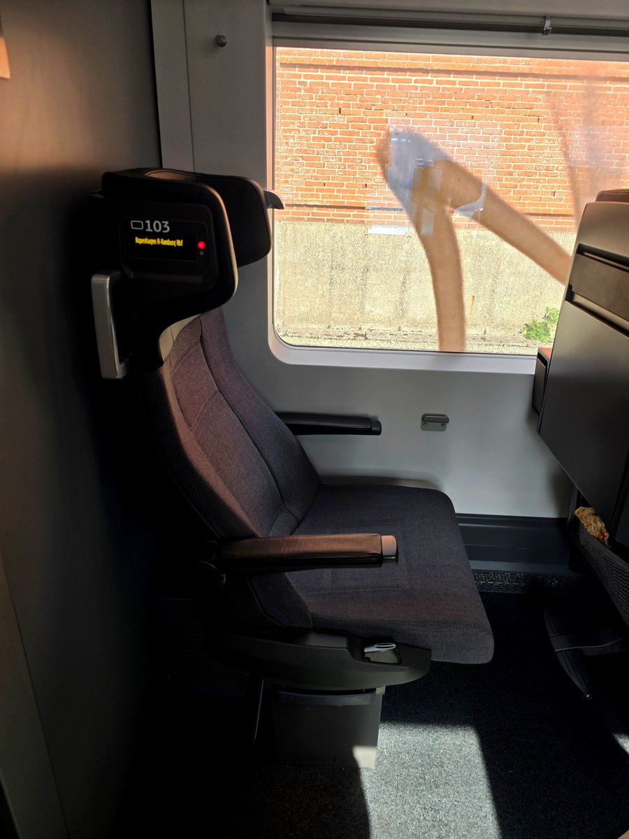 nonstopeurotrip's tweet photo. UPDATE: The functioning @TalgoGroup set was waiting for us at #Padborg 🇩🇰 so we did a switcheroo with the northbound pax - and EVERYONE had to board and alight through ONE DOOR! 🤣 Onwards to #Hamburg 🇩🇪 about 30 mins late 🚆 And ofc my window is tagged 😆 #NonstopEurotrip https://t.co/y3a59iacDJ
