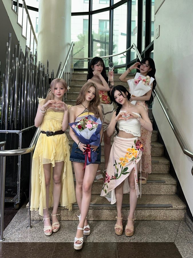 mopknos's tweet photo. this era has brought us some of the best outfits ever 💗🏖️ https://t.co/edqiFpe5Uc