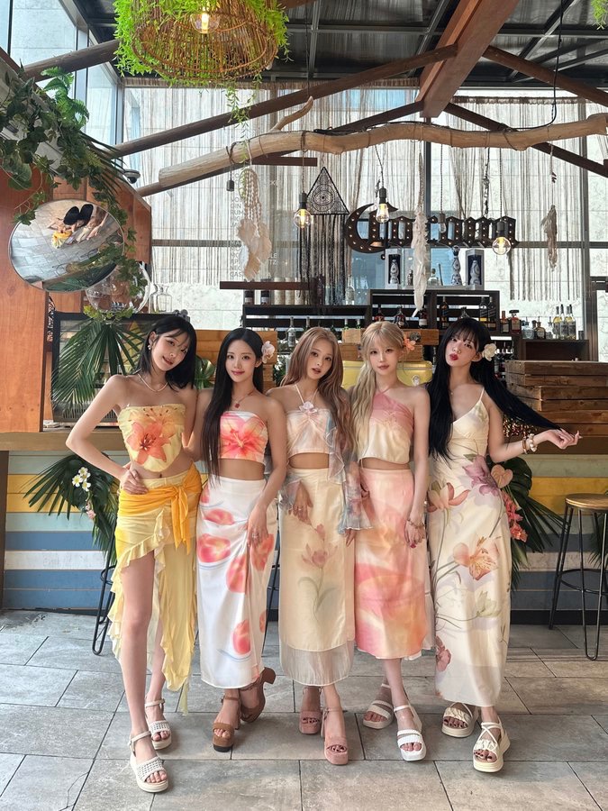 mopknos's tweet photo. this era has brought us some of the best outfits ever 💗🏖️ https://t.co/edqiFpe5Uc