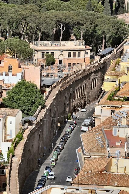 Tabarnia_BCN's tweet photo. @Pontifex_es Con los muros que tiene usted en el Vaticano se evitaba la "situación-invasión" de Ceuta. https://t.co/SLvCPEpnR4