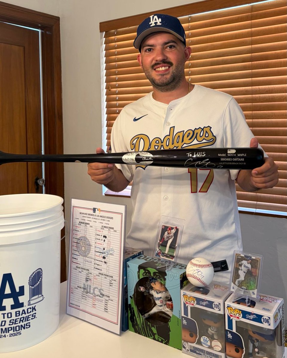 Collect's tweet photo. Shohei Ohtani gave this fan a signed bat after catching one of his home run balls...

Ohtani wanted the ball back because it came during the first baseball game his newborn son ever attended 🥹

(via @luisgomezzz9) https://t.co/qWxTjPW9An