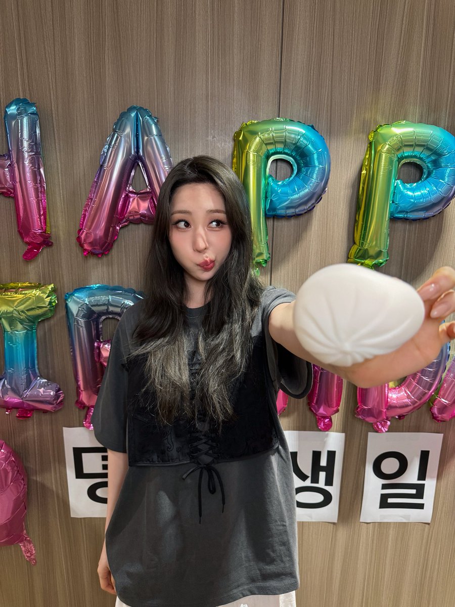 WJSN_Cosmic's tweet photo. [📸]
우뎡이랑 생일의 시작을 
함께 할 수 있어서 행복했뎡💖
진심으로 축하해줘서 고맙꾸
늘 행복하게 해줘서 고마워 우뎡🫶🏻
푹 잘자고 오늘도 행복하자🎉

#WJSN #우주소녀
#YEONJUNG #연정
#HAPPY_YEONJUNG_DAY https://t.co/0i1xN3mup5
