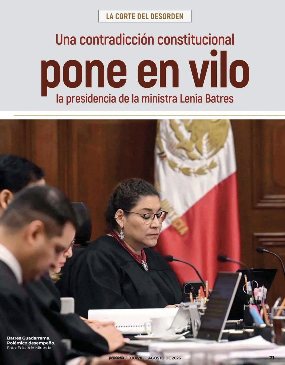 JoseMarioMX's tweet photo. La Constitución dice hoy dos cosas contrarias sobre quién debe presidir la Suprema Corte a partir de septiembre de 2027. El artículo 94 manda relevo cada dos años según la votación de la elección judicial: le tocaría a Lenia Batres. El 97 todavía ordena que el Pleno elija presidente cada cuatro años. Ambos vigentes, ambos incompatibles. Y nadie lo ha corregido.

No es que no hayan podido. Monreal admitió el error desde octubre de 2024. Se han presentado cuatro iniciativas para borrar el párrafo y existe un dictamen aprobado en comisión desde mayo de 2025, congelado desde entonces. El Congreso reformó ese capítulo dos veces, en 2024 y en 2026, y las dos veces lo dejó vivo. Un descuido que sobrevive a todo eso ya no es descuido.

Es una llave. La contradicción deja la sucesión de la Corte en la cancha política, no en la jurídica: si conviene frenar a Batres, ahí está el 97; si conviene que llegue, ahí está el 94. Y si al Pleno se le ocurre estirar a Aguilar hasta 2029, sería una autoprórroga a la boliviana. La presidencia del máximo tribunal del país no puede colgar de un párrafo que dejaron vivo a propósito.

https://t.co/rP1E0hg6lP