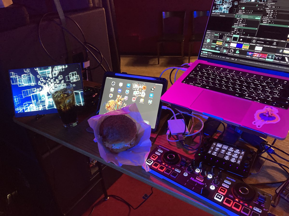 PORI792's tweet photo. #ANI_BASE #アニライ それぞれ遊びに来てくれた方、ありがとうございました!二日連続ワンオペVJ大変だったし、なによりご飯食べる時間が無くて辛かった……!
折角来てくれたお客さんともお話する時間無かったので申し訳なかった…🙇
というわけで、教えるので誰かVJやりません???
#今日のVJブース https://t.co/LDGVMrGfVn