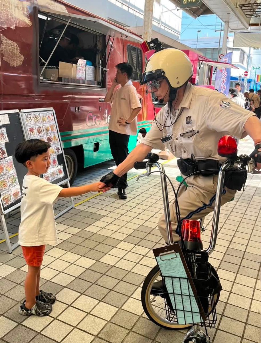 banrinotuma's tweet photo. 日本では演る人の少ない、ロービングパフォーマンスのご依頼🙏🏻
2台の一輪車からなる愛車「ハーレーチョビットソン」に乗ったユニコップが、愛媛県四国中央紙まつりに出動🏍️💨
お客様のベビーカーや車椅子に駐禁キップを切ったり、様々なコミュニケーションを笑いに変え、盛り上げました🤗
＃揚野バンリ https://t.co/ibamRMhV4P