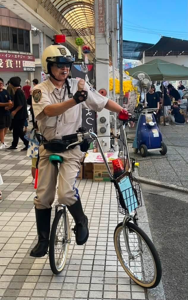 banrinotuma's tweet photo. 日本では演る人の少ない、ロービングパフォーマンスのご依頼🙏🏻
2台の一輪車からなる愛車「ハーレーチョビットソン」に乗ったユニコップが、愛媛県四国中央紙まつりに出動🏍️💨
お客様のベビーカーや車椅子に駐禁キップを切ったり、様々なコミュニケーションを笑いに変え、盛り上げました🤗
＃揚野バンリ https://t.co/ibamRMhV4P