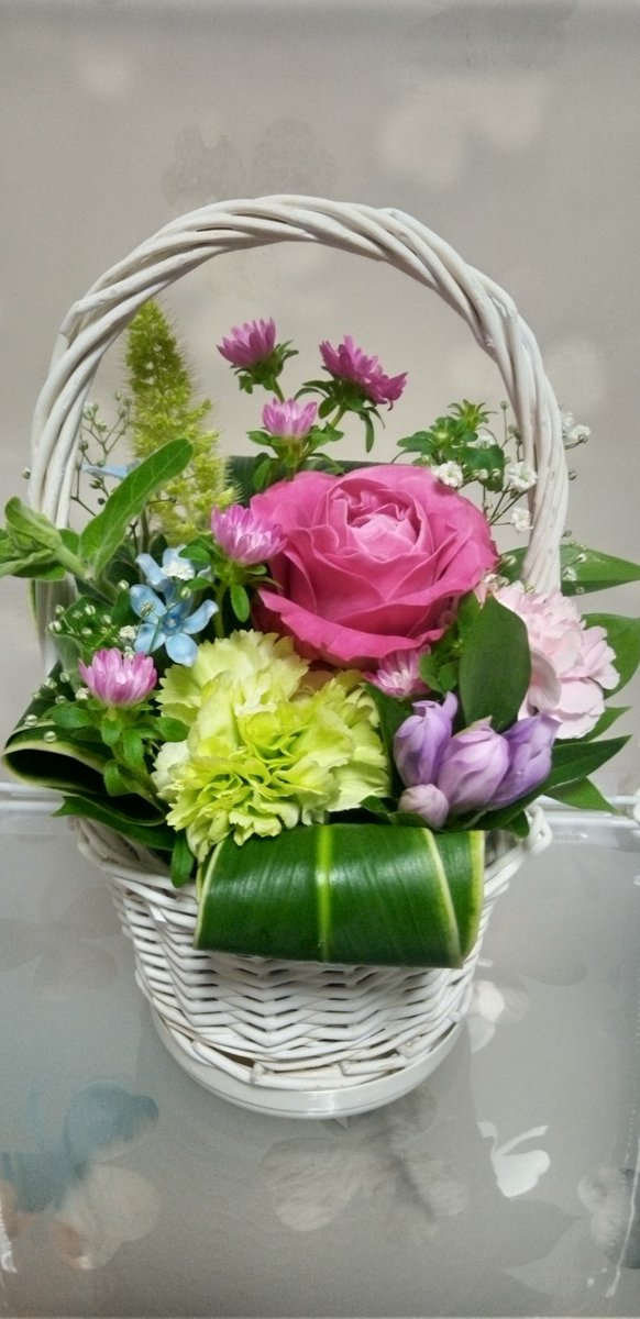 azami_hoshino's tweet photo. 今日は母・星野あざみの命日です。

お花が好きだったので、アレンジメントを飾りました。花屋さんのくじが当たって、可愛いカーネーションもいただきました。今回は両方ともあえて明るい色の花を選びました。なんだか良い風が吹きそうな予感がするね、と母と話し合っているような気持ちになれました。 https://t.co/W2Ev7Gg6ai