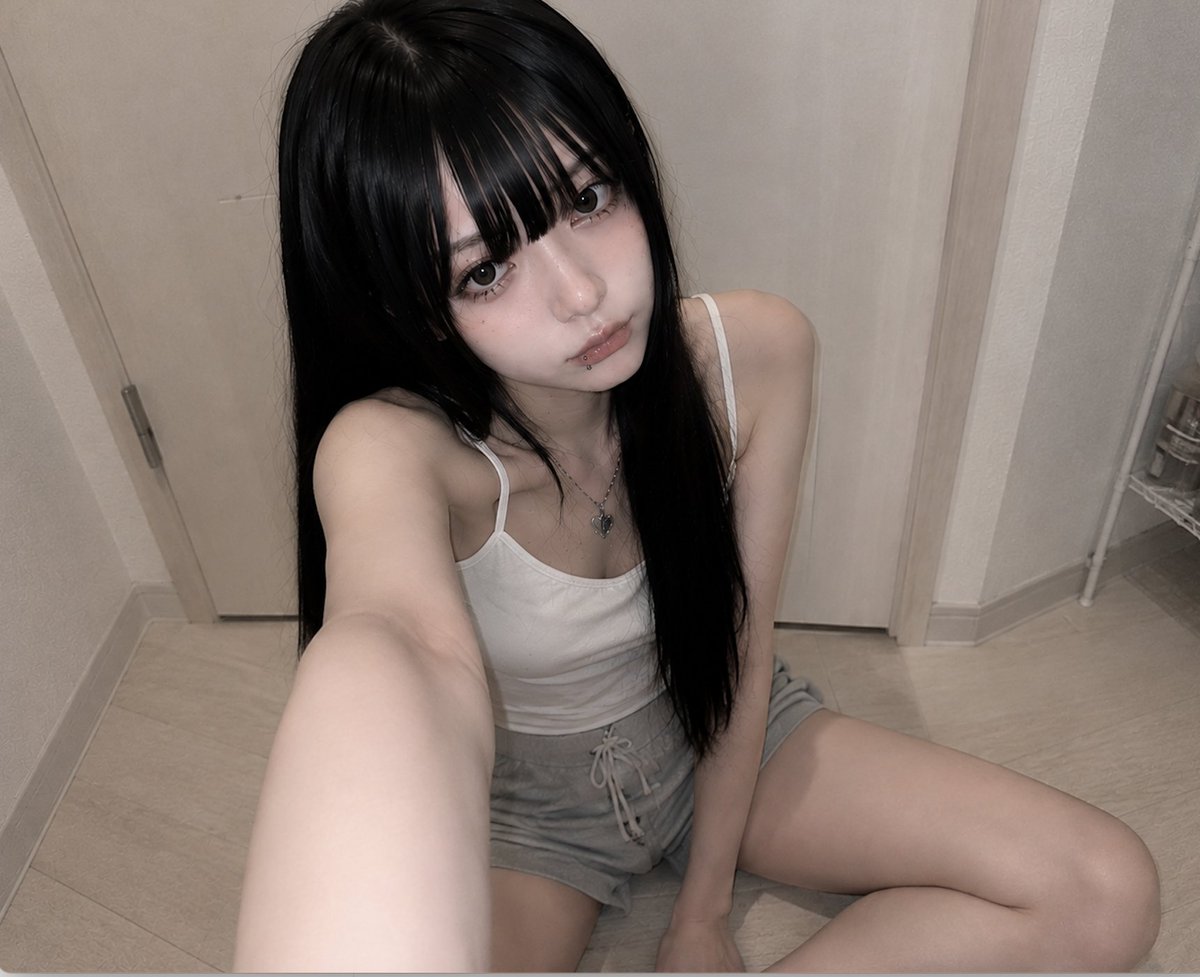 semasimka's tweet photo. 正直に言うと…
彼氏ほしいです🥺🖤

19歳です。
・人見知り
・でも好きな人にはめっちゃ甘えます
・寂しがり屋です
・毎日連絡したい派です
・「可愛い」って言われると弱いです
・好きになったら一途です🤍
こんな私でも「あり」って思ってくれる人いますか？

#彼氏募集中 #女子大生 #自撮り界隈 https://t.co/QxdaOGhvfc