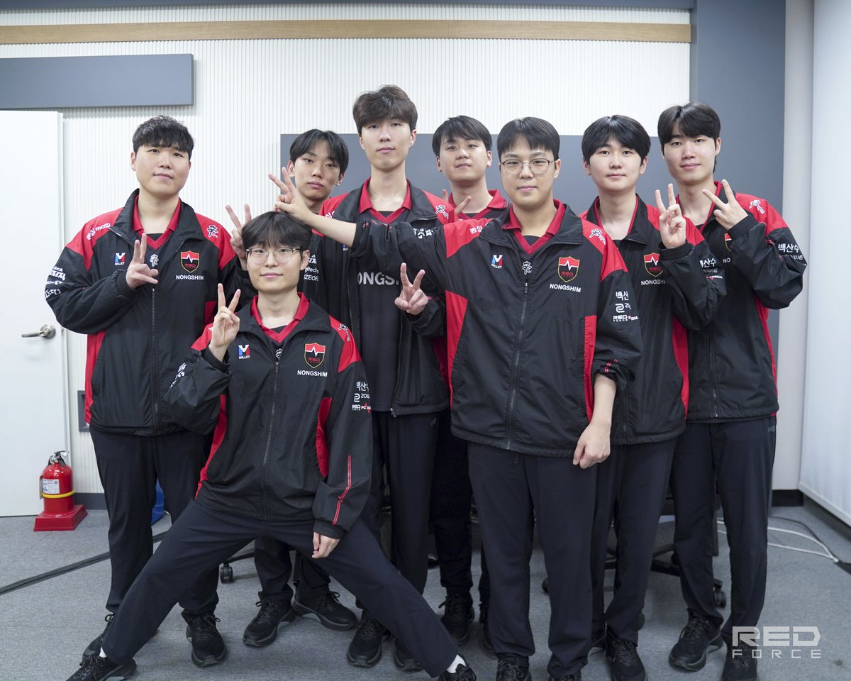 nsr_valorant's tweet photo. [📸PHOTO] #VALORANT

승리 기운 두 배로!
Double the winning energy!

#NONGSHIM #NSRedForce #NSWIN #농심레드포스 #VALORANT #VCT #Dambi #Francis #Ivy #Rb #Xross https://t.co/INqQc63IgN