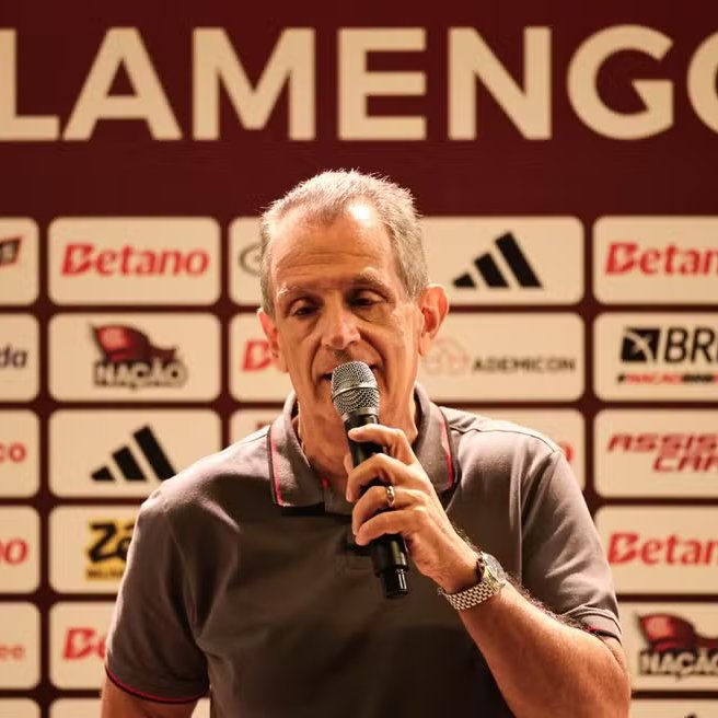 CentralFlaNacao's tweet photo. ⚠️ Flamengo ultrapassa R$ 900 milhões em gastos com contratações na gestão Bap! 

Contratações de 2026:
Lucas Paquetá - total de R$ 315,6 milhões
Vitão - total de R$ 81,8 milhões
Andrew - total de R$ 34,7 milhões

Contratações de 2025:
Samuel Lino - total de R$ 203 milhões
Carrascal - total de R$ 107,3 milhões
Emerson Royal - total de R$ 78,8 milhões
Juninho - total de R$ 40 milhões
Jorginho - total de R$ 23,8 milhões
Danilo - total de R$ 16,8 milhões
Saúl - não divulgado

Em 2025, ainda houve gastos com as renovações de Pulgar (total de R$ 19.385 milhões), Gerson (total de R$ 15.760 milhões) e Varela (total de R$ 13.077 milhões).

No ano passado, o clube também pagou R$ 28.778 milhões em luvas para Michael para concluir a rescisão de contrato e R$ 36.962 milhões em direitos e luvas + R$ 2.107 milhões em intermediação (total de R$ 39.069 milhões) para a compra dos outros 50% dos direitos de Plata. Já em 2026, o Flamengo adquiriu os direitos restantes de Wallace Yan por R$ 14.693 milhões.

🗞️ @geglobo 
📸 Gilvan de Souza/Flamengo