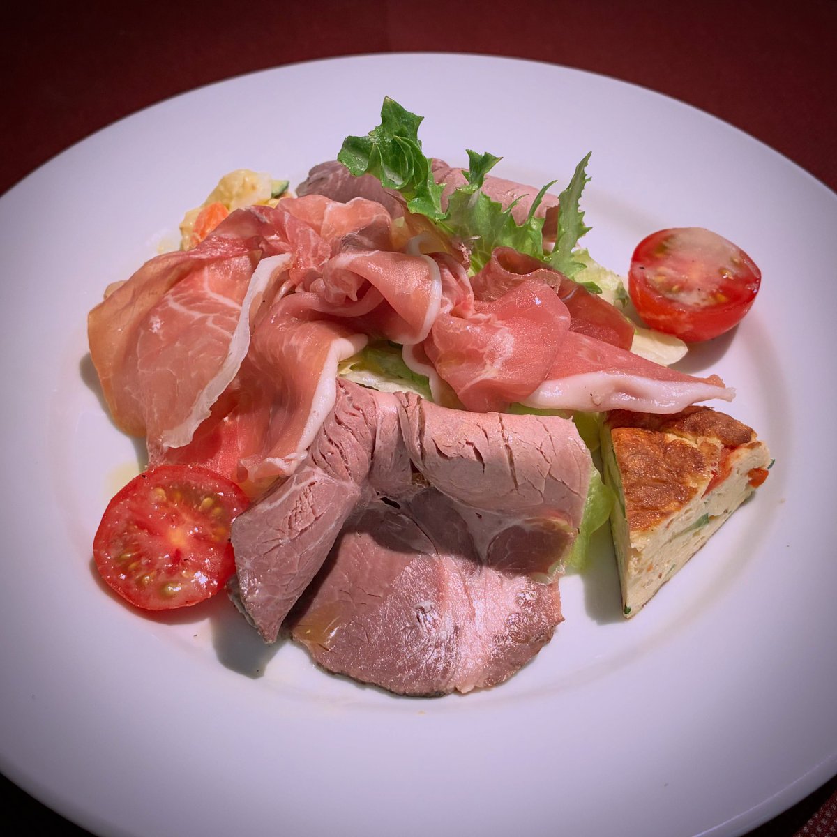 in_nob's tweet photo. 津和野のイタリアン「ピノロッソ」さんでランチ。
前菜には、生ハムと猪肉のハム(！)。
パリサク食感の生地とチーズの塩味がたまらんピッツァ。
食べ応えのある小エビに、ちょうどよいアルデンテのパスタ、なにコレうまああというソースの小エビのクリームソースパスタ。
津和野に行く理由になる名店。 https://t.co/TfEEAJSNfz