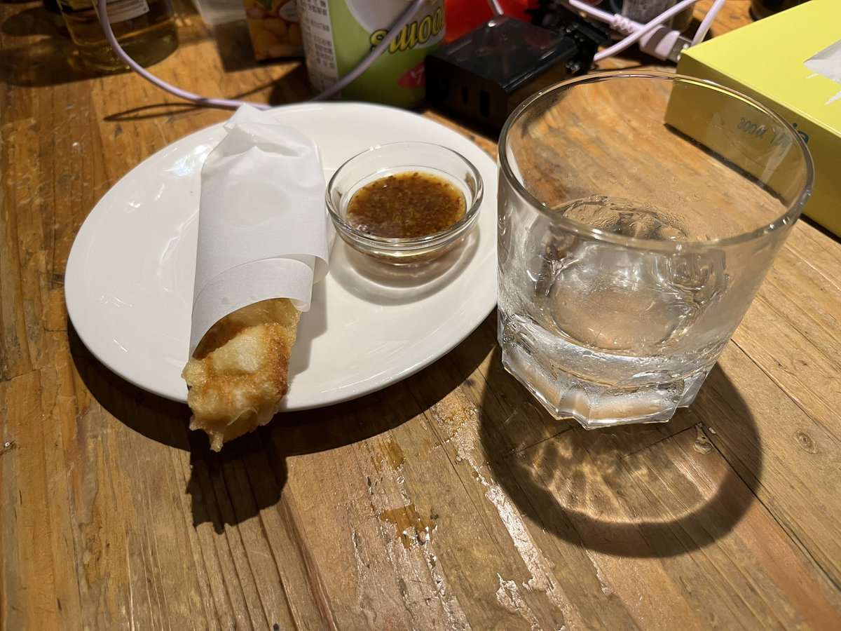 hero_base's tweet photo. FAKE⭐︎STAR、キンツギを見に京橋ハイファイブに行ってきました。

2バンドとも良かったのはもちろんの事、短期間でキンツギのドラムを仕上げた祥ちゃんを讃えてくだされ！

ライブの写真は撮ってないのでハイファイブ自家製チキンナゲットと黒霧島のロックを載せます。 https://t.co/zGv1V48iNE