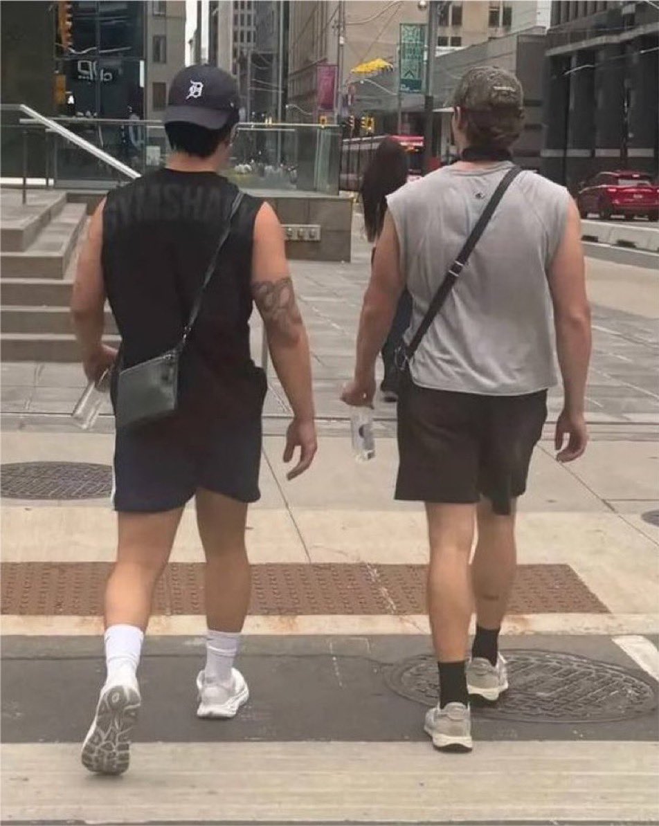 444fujo's tweet photo. OMFGJSKSKDKDKKD connor wearing the headphones on his neck confirming hudson was using them in the gym WHEW THESE TWO https://t.co/GFtVJBQ6zG