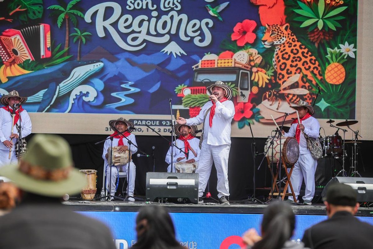 FNDCol's tweet photo. 🚨 ¡Inicia el último día de la Feria #ColombiaSonLasRegiones! 🇨🇴

Si aún no has venido al Parque 93, esta es tu oportunidad. Ven a recorrer los 32 departamentos del país, apoyar a nuestros artesanos, disfrutar de la mejor gastronomía, la música en vivo y llevarte un pedacito de Colombia a casa.

¡Te esperamos hasta las 6:00 p. m.!