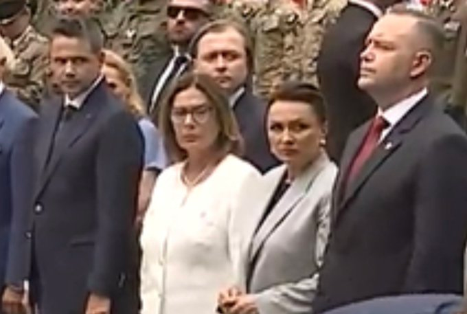 antylewus's tweet photo. To zdjęcie mówi więcej niż dziesiątki artykułów, sondaży zaufania i analiz ekspertów.
Nie wiem tylko kto jest autorem. https://t.co/i5nvVpSoLd