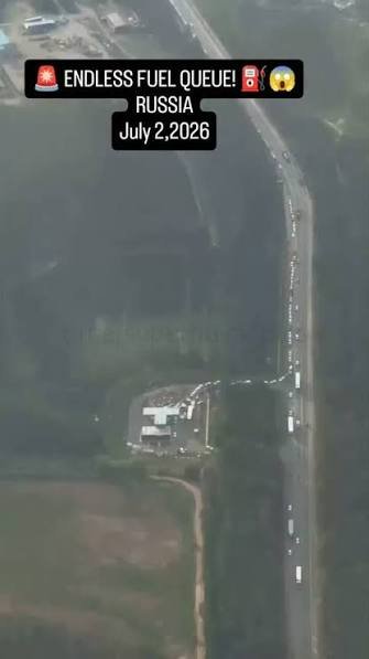AlienoGentile's tweet photo. Sono due i grandi paesi del mondo che stanno conducendo una guerra chiamandola "operazione militare".
Sono due grandi esportatori mondiali di petrolio.
E sono quegli stessi due ad avere proteste (dove si può) per un caro carburanti da record oppure code di ORE dal benzinaio https://t.co/ujujF71wmr