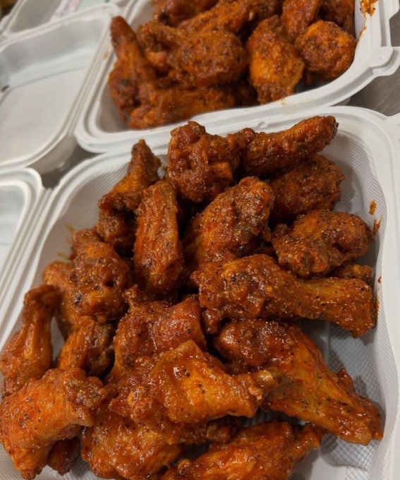 FoodPleaser's tweet photo. These wings look delicious https://t.co/zZBSB7m6yc