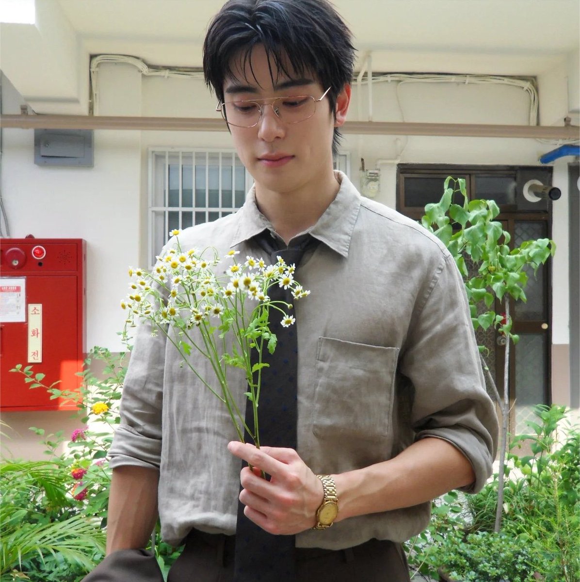 jamsnx's tweet photo. ทำไมถึงเอาดอกไม้มาให้ล่ะครับผู้จัดการ

ผมเห็นว่าสวยเลยซื้อมาให้

ก็สวยจริงๆแหละครับเจ้าดอกไม้พวกนี้

ผมหมายถึงคุณลินสวย ผมเลยซื้อดอกไม้มาให้ https://t.co/zRI1K0ZVdy