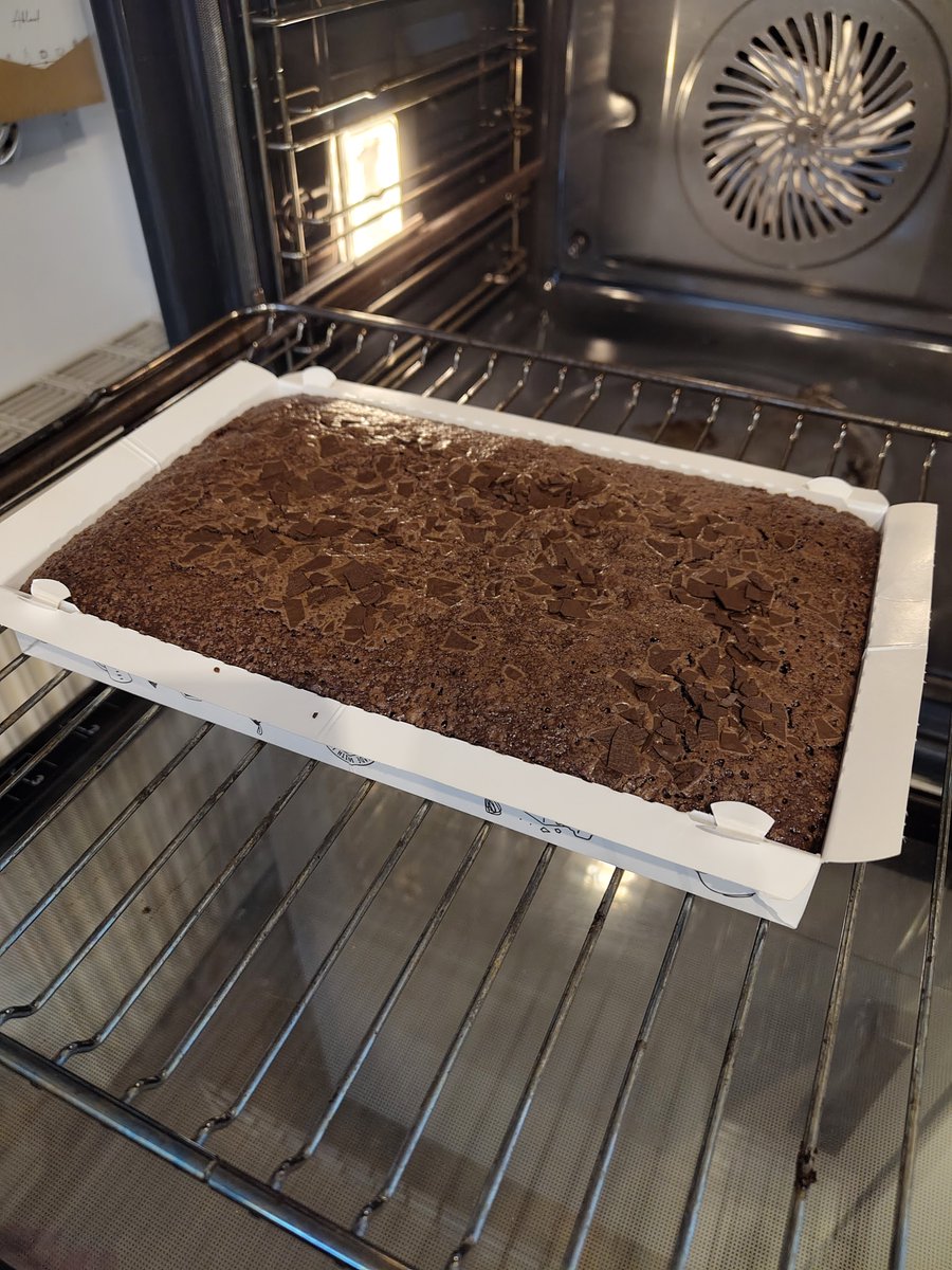 cosmo_bjoern's tweet photo. mm brownies 😋 https://t.co/T47Qmwss1w