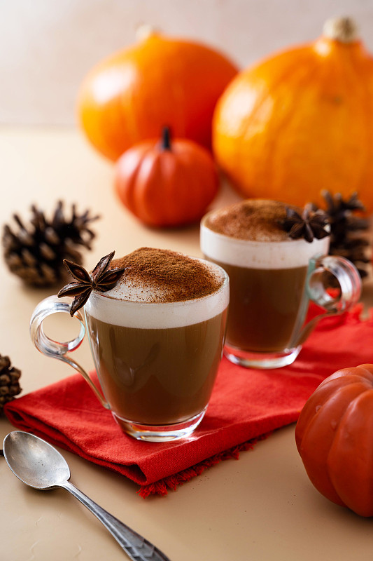 FelicityDickso2's tweet photo. The first autumn breeze brings crispy leaves and pumpkin spice lattes—my favorite season vibes are here! ， https://t.co/gthf8FlD1N