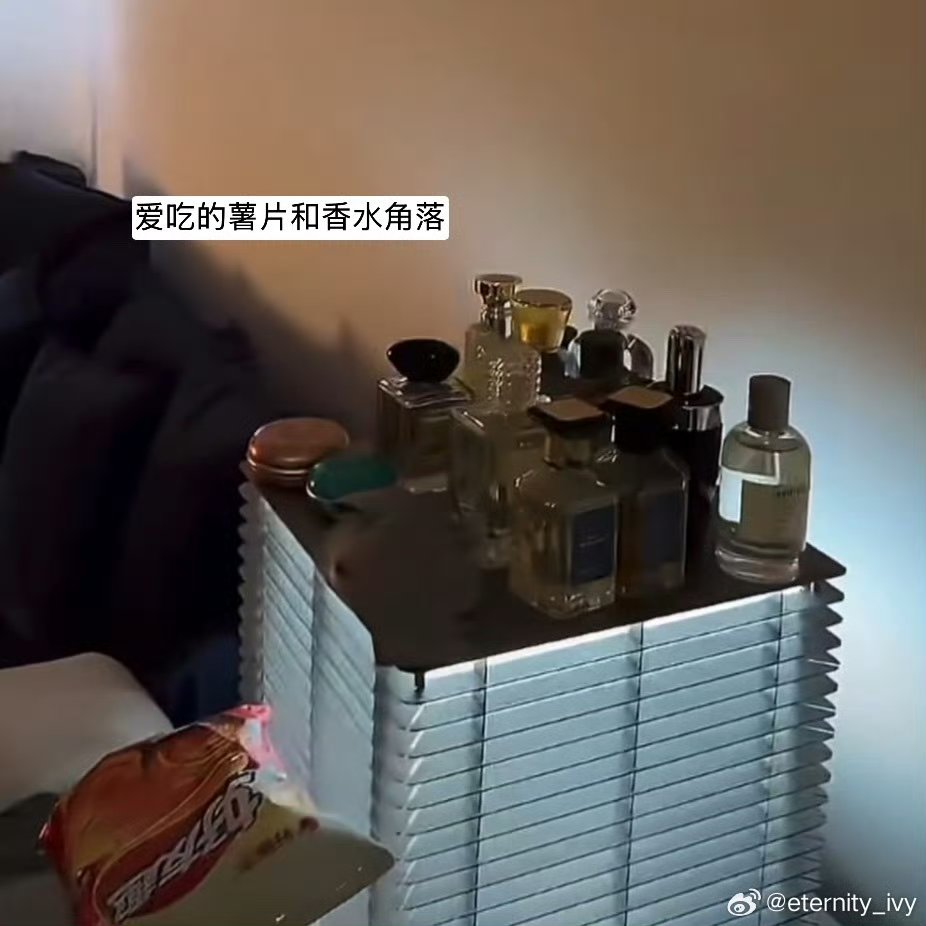 arariikyu's tweet photo. a cozy, slightly messy place for two https://t.co/dURSbaEy5x