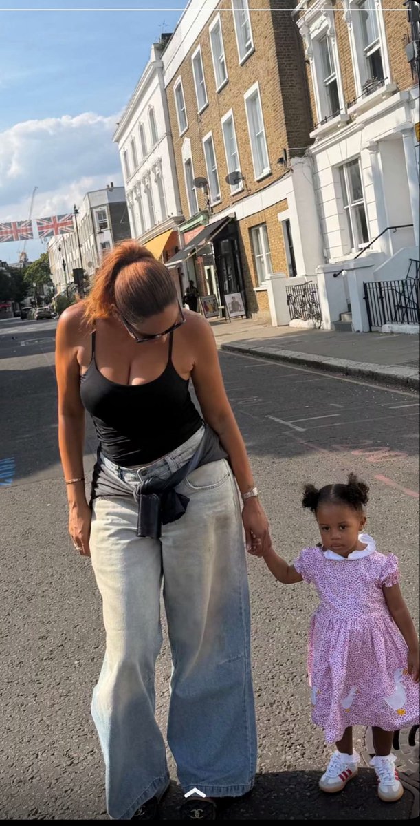 Elozino__'s tweet photo. Jada P and Morayo on the street of UK 🇬🇧 https://t.co/lkhH6mfr0K
