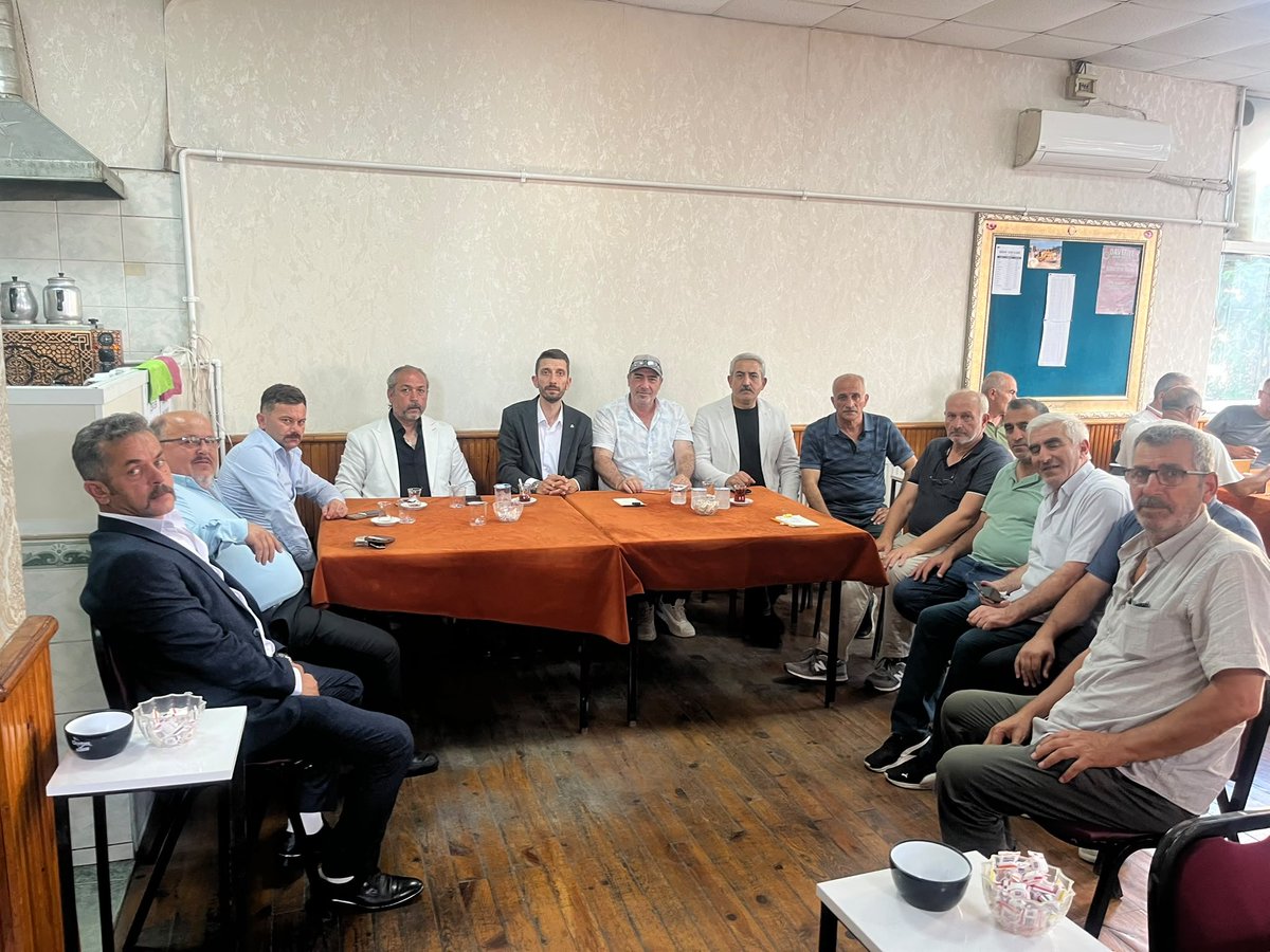 Mhpcayirova41's tweet photo. MHP Çayırova ilçe Başkanımız Sayın Abdulkadir Danışmaz, Yöneticilerimiz ile birlikte İlçemizin Güzide Futbol Kulübü olan Çayırova Serhatspor Başkanı Beysefa Düğün Beyi ziyarette bulduk.Ziyaretimiz esnasında ilçemizde yapacakları, yapmak istediklerine dair ve futbol adına güzel ++ https://t.co/OufOBiiO7y