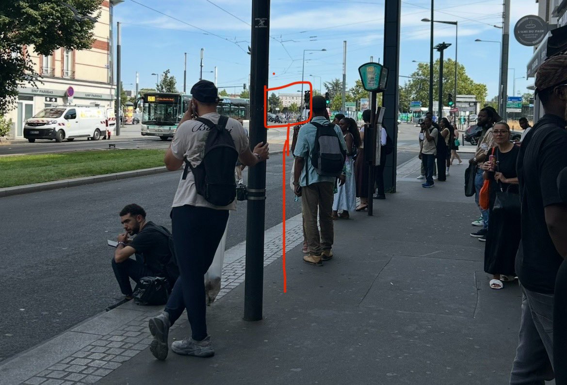 AutPlaine's tweet photo. Bonjour @Ligne13_RATP 

Cela serait-il trop demander que d’installer un potelet sur les arrêts provisoires du bus M13 comme ici à Porte de Paris direction M14 ? 

@IDFmobilites @ClientsRATP https://t.co/KL9oWLXb5R
