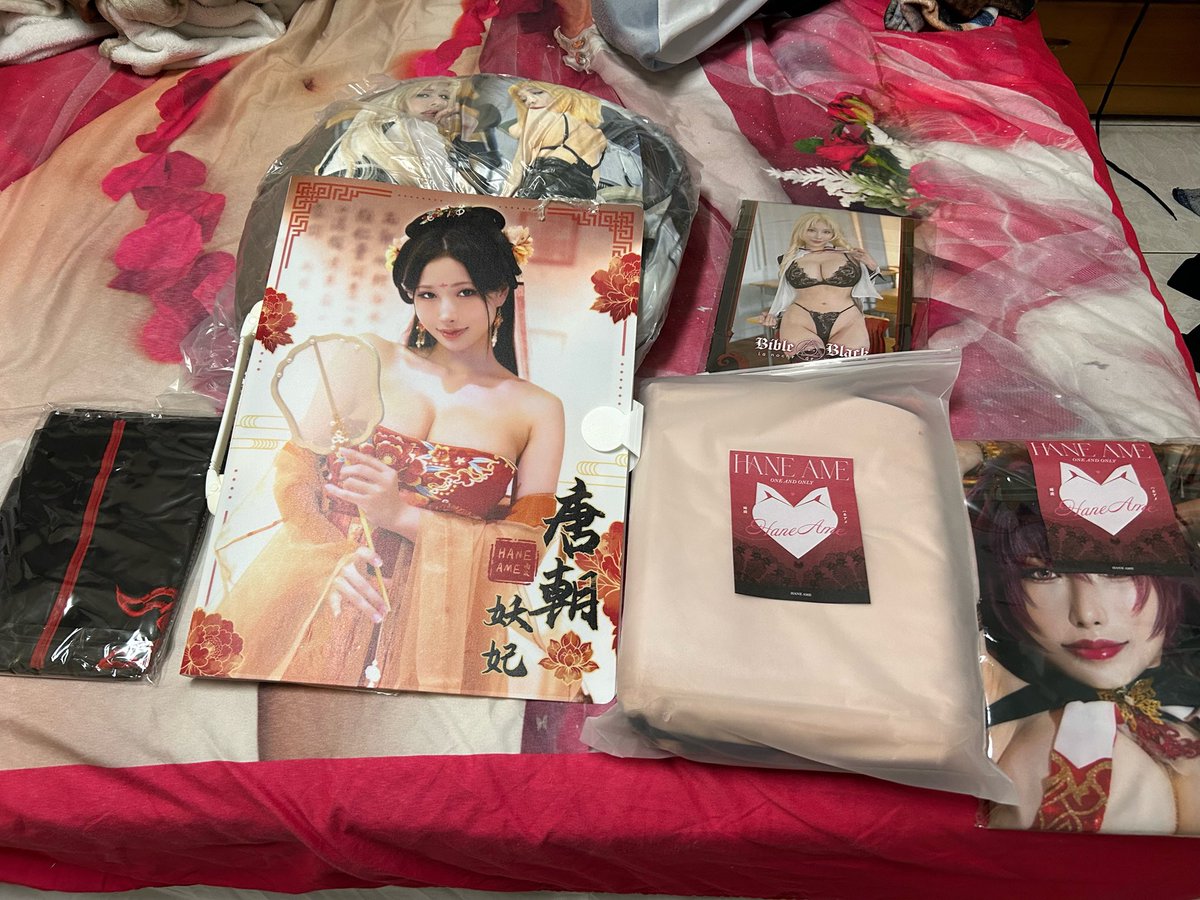 gWFCoh1XJjvS9Ty's tweet photo. 終於到貨的波波寫真，結果我的房間越來越像神壇🤔
@haneame_cos https://t.co/elp9WuErfs
