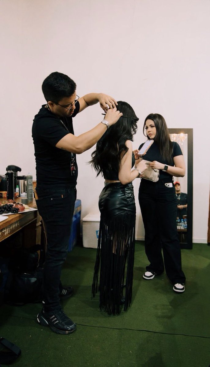 itxmaraiser's tweet photo. o bruno alinhando cada fio de cabelo da bonequinha dele 🤏🏼 https://t.co/FL9iJqazT3
