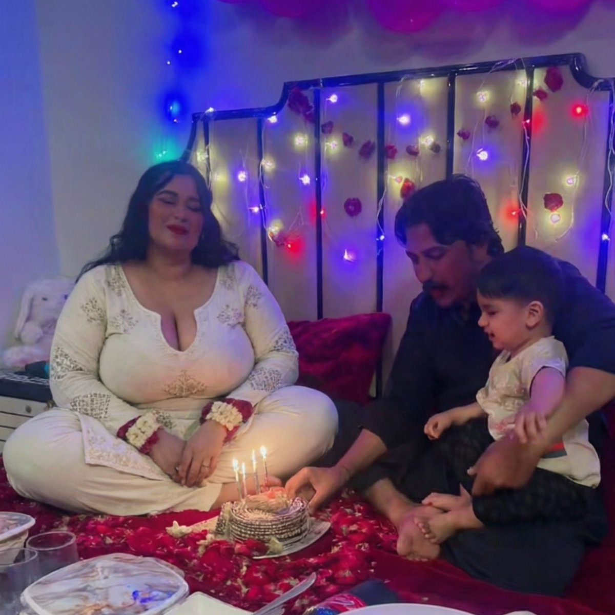 alizadesibulbul's tweet photo. Watch full video on youtube 👇 
https://t.co/TO2jUaBoGg

​#BirthdayCelebration #FamilyVlog #DailyVlog #CurvyAlizaOfficial #FriendshipGoals #LifestyleVlog #HusbandBirthday #PositivityAndJoy #SelfLove #Grattitute #CoffeeAndChat https://t.co/zmjW1s8Q5O