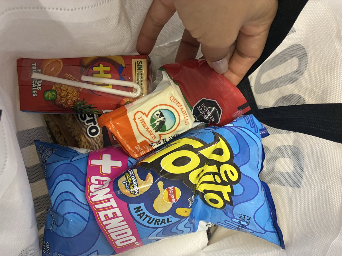 AleSalas30's tweet photo. Yo no puedo creer que @VuelaJetSMART crea que una compensación alimentaria por el retraso de un vuelo de casi dos horas sean una merienda. Nombe no ! 
😭😭😭😭
Julio 31 2026 https://t.co/gPhcCL1DQJ