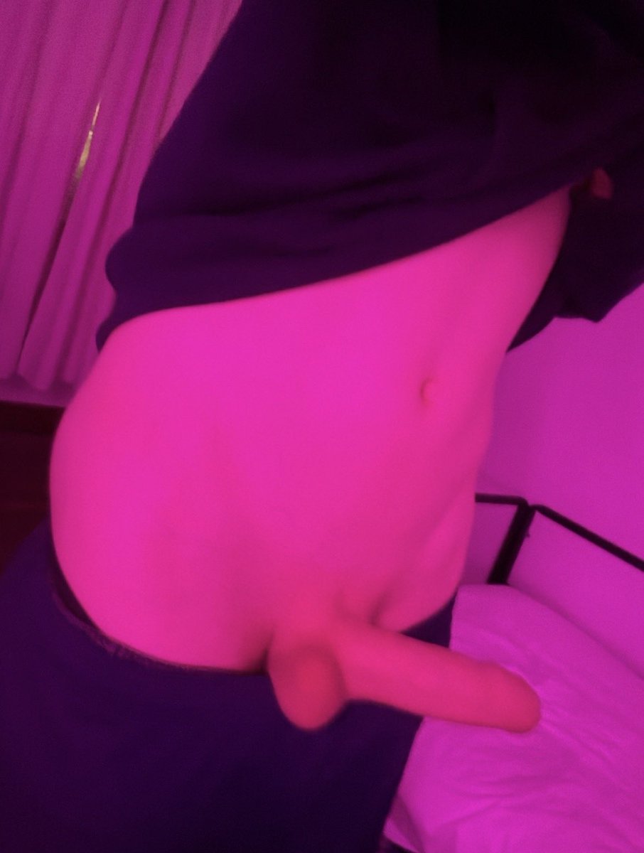 LouisHanse31780's tweet photo. Turns out I hadn’t turned on my DMs sorry :3 Welp now I really want you to dm me 💚💚 #teenager #teenagee https://t.co/io5OFTWh9k