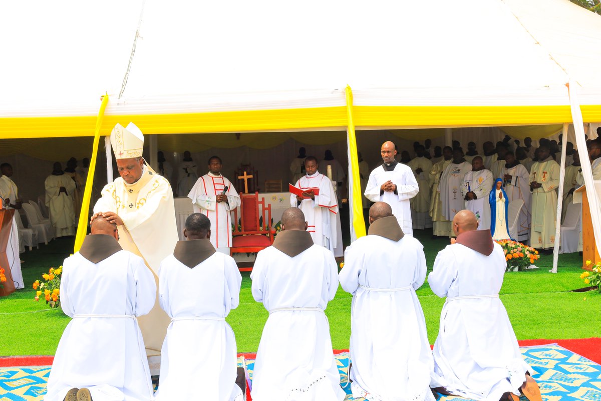 ArchKigali's tweet photo. Kuri iki cyumweru tariki ya 02/08/2026, muri Paruwasi ya KARAMA, habereye ibirori by'itangwa ry'Isakramentu ry'Ubusaserdoti ku bari Abadiyakoni 2, n'Ubudiyakoni ku bafratri 5, bo muryango w' Abafransiskani, mu gitambo cya Misa cyatuwe na Arkiyepiskopi wa KIGALI @KambandaAntoine https://t.co/JGE6MPpuX8