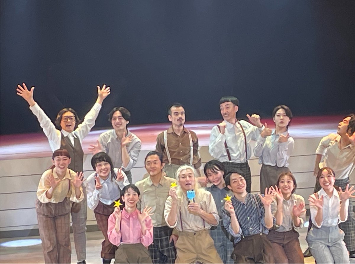 flutechappy's tweet photo. #藤田善宏　さん主宰のコンテンポラリーダンスカンパニー
CAT-A-TACさんの新作舞台！

銀河鉄道の夜の、そのまた夜に
を拝見させていただきました！

本気でもう一回観たい！
みんなに勧めたい！
面白い！
完成度が高い！
シーンが多くてそれごとにストーリーが
際立っていて全然飽きない

本当にあちらこちら��
藤田さんのぶっ飛んでいる天才的な
面白みが仕掛けられていて！
なんと魅力ある人たちなんだろうと思います

CAT-A-TACの皆さんとは
毎年　#神楽坂化け猫フェスティバル　
でご一緒させていただいており、(今年は10/11にあります！)

化け猫フェスの主宰者
#おかめやさんも
今日は銀河に関係ある
ワークショップをされておりまして会場で
お会いできたのでパチリと。

藤田さんもおかめやさんも
ものすっごい才能のある人たちの集団の
リーダーでいらして
誰にも思い付かなそうな事を
ばーんと実行してみんなを巻き込む。
その威力がすごくて。
毎年お会いするのが本当に楽しみです

今日公演に伺って写真を撮っていただいた
メンバー3名ですが

一昨年前の公演
夏目漱石の「こころ」　をされた時
音楽を担当させていただき
その���縁で3人で伺��ました♪

それはそれは、めちゃ魅力あるお舞台でした！
ずっと気になっていたTシャツも♪

また
ご一緒できる日を心待ちにしております♪♪🐈

#catatac #銀河鉄道の夜のそのまた夜に