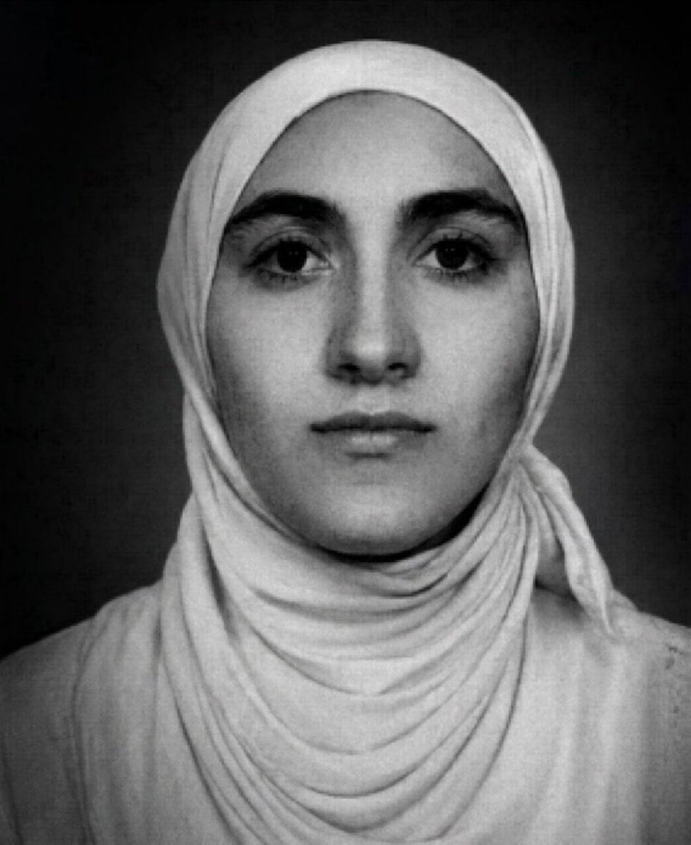 adelante_deniz's tweet photo. Hene Ebu Zeyneb 19 yaşında üniversite öğrencisiydi ve harçlığını çıkarmak için sigortasız çalıştığı kafede elleri bağlı şekilde ölü bulundu.

İntihar şüphesi denilerek olayın üstünü örtmeye çalışıyorlar. Hene’nin şüpheli ölüm araştırılsın, ölümden sorumlu kim varsa yargılansın! https://t.co/4t5pYfzZ5E