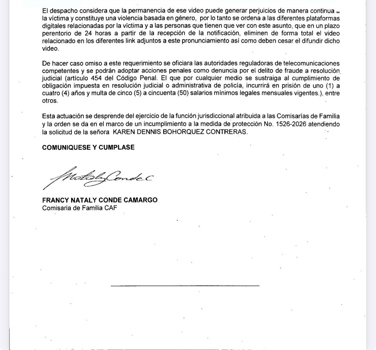KBohorquezC's tweet photo. Sobre el caso de @RafaPovedaM: 
Concuerdo con él en que hay una máxima del periodismo: contrastar las fuentes. Es una obligación en aras del rigor y equilibrio informativo que defiendo y aplico como periodista, y con esto no busco desestimar las denuncias, no me corresponde. Sin embargo, debo decir que la productora de Rafael Poveda faltó a esta máxima del periodismo en mi caso. Aquí les cuento: 

Como ya es público, fui víctima de violencia y acoso por parte de mi expareja y desde hace más de un año cuento con una medida de protección por riesgo de feminicidio. No obstante, en Junio de este año un podcast del “periodista” Daniel Muñoz, producido por la empresa de Rafael Poveda, le hizo una entrevista a mi agresor, en la que se me REVICTIMIZA y difama. La publicaron sin importar los cinco fallos a mi favor que soportan mis denuncias y sin hacerme una sola llamada para conocer mi versión.

Me comuniqué con Rafael y con el pseudo periodista Muñoz y la respuesta fue: “los micrófonos están abiertos para ti”, pero me hacen ese ofrecimiento absurdo cuando ya habían publicado, sin importar el daño causado. Entonces, hice uso de la vía legal, y acá está lo peor, se negaron a cumplir un fallo judicial que ordenaba retirar de inmediato el material audiovisual. Le pregunto a Rafael Poveda ¿cuándo van a actuar correctamente en mi caso? No reclames profesionalismo periodístico cuando ustedes pisotean a las mujeres víctimas de violencia de género. Adjunto parte del fallo.