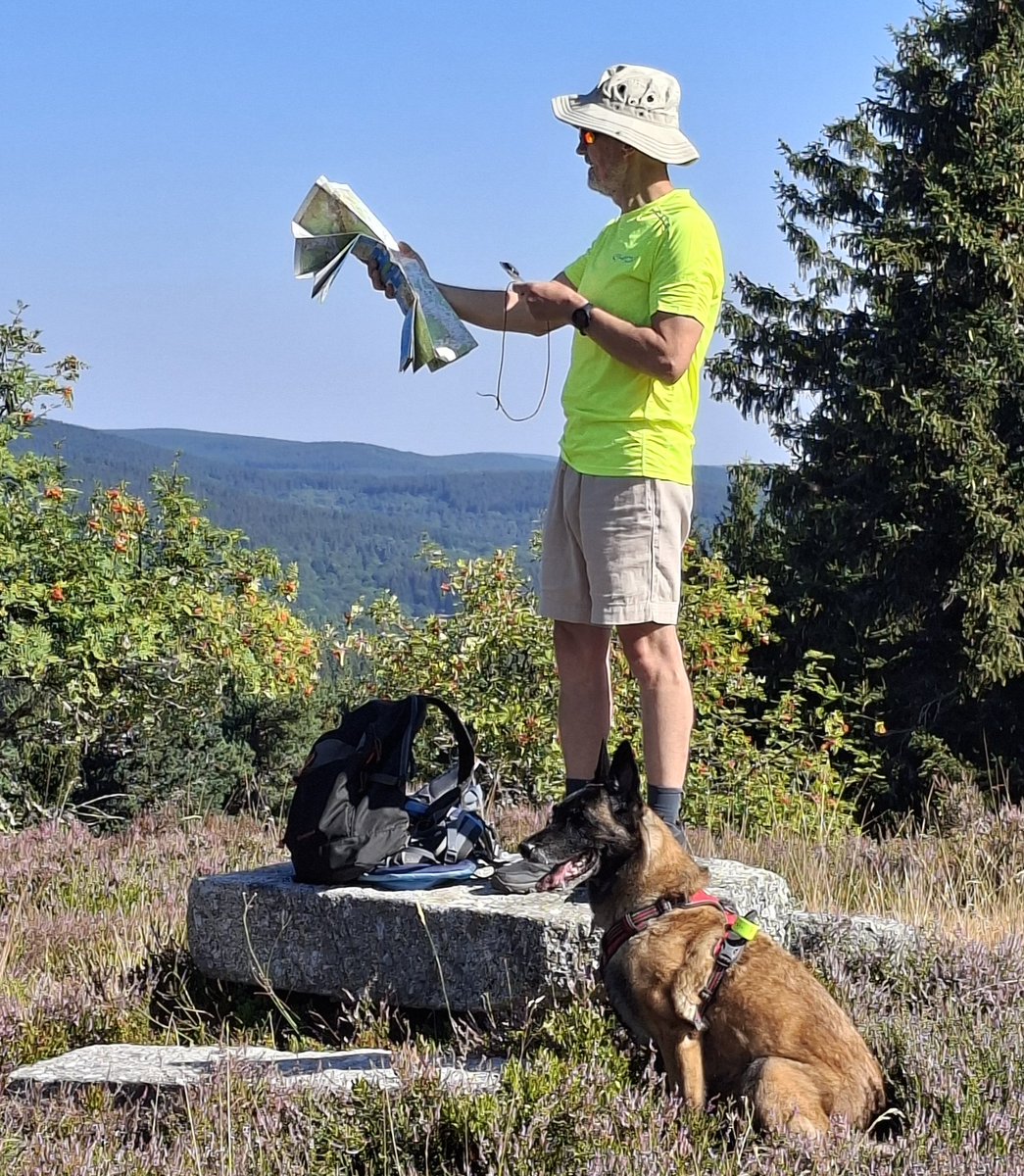 NavalWSE's tweet photo. Dans le #Gévaudan, à la recherche de la bête. 😜 Des randonnées (à l’ancienne avec carte, boussole et flair canin 😂), quelques lectures et un musée. Une part de mystification et une part de vérité. #loup #loupgarou https://t.co/CAls5Bgk0a