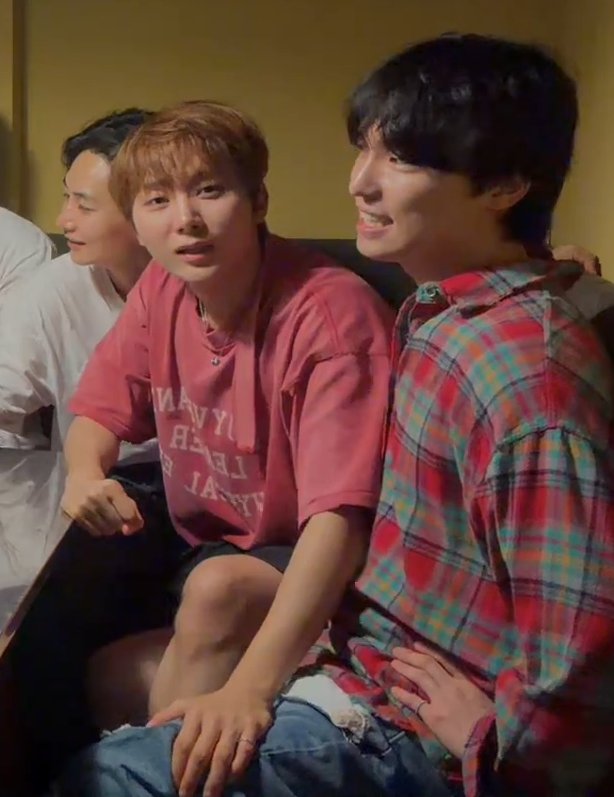mingyursonly's tweet photo. i love it when seventeen are just so clingy with one another https://t.co/aUQIomcT9g