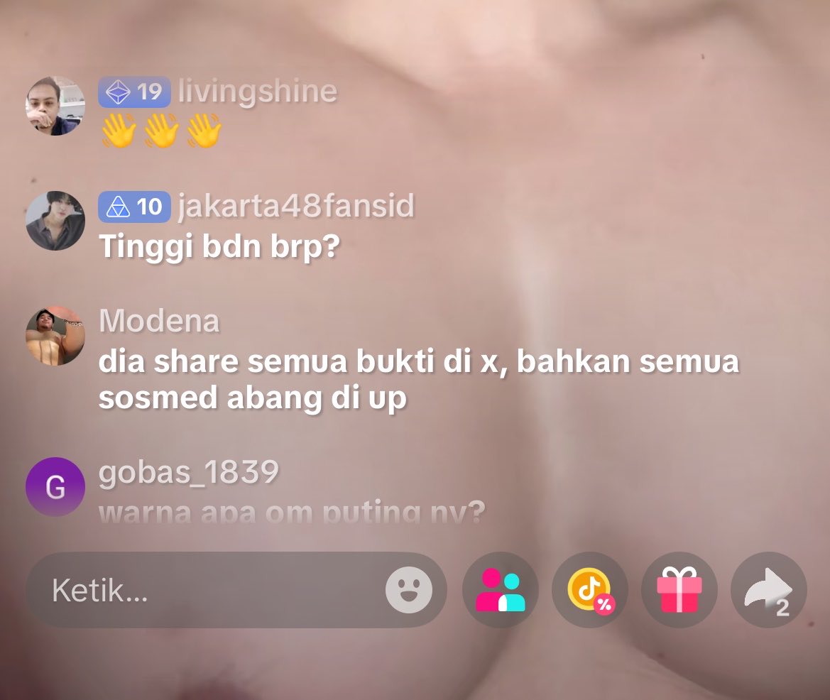 modenabuterfly's tweet photo. habis di komen kayak begini, pura pura gatau padahal tetap dibaca🤣 ga lama kemudian di blok lagi. emang sifat penipu begitu ya gaes, ga modal ternyata ini org wkwkw, jangan jangan badan jdi kek gitu hasil nipu lagi?😂 https://t.co/6mziDvJq5I