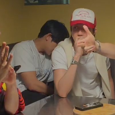 mingyursonly's tweet photo. i love it when seventeen are just so clingy with one another https://t.co/aUQIomcT9g