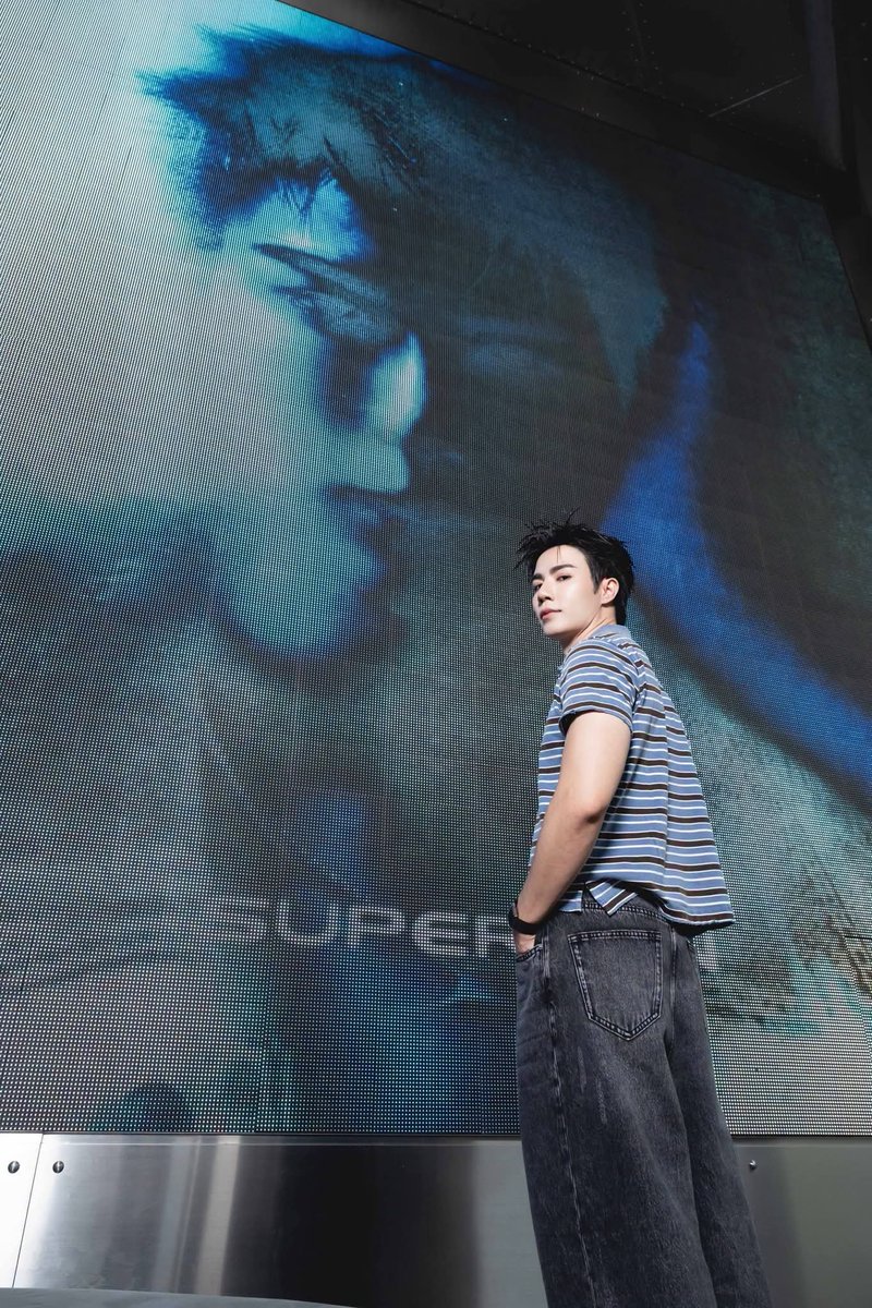 startalkent's tweet photo. “ซี พฤกษ์” ทุ่มงบเปิด “SUPER SUN BANGKOK POP UP STORE” ครั้งแรกในไทย
ชวนแฟน ๆ เช็กอิน และสัมผัสประสบการณ์สุดเอ็กซ์คลูซีฟ วันนี้ – 9 ส.ค. ที่สยามเซ็นเตอร์
#ZeePrukSuperSunxSiamCenter 
#SUPERSUN #ZeePruk 
#SUPERSUNPOPUP 
#SUPERSUNPOPUPINBKK
#SUPERSUNxSIAMCENTER 

อีกหนึ่งแบรนด์แฟชั่นที่กำลังได้รับความสนใจอย่างล้นหลาม SUPER SUN แบรนด์ไลฟ์สไตล์ และสตรีทแวร์ที่ก่อตั้งโดย “ซี พฤกษ์ พานิช” หลังใช้เวลากว่า 3 ปีในการพัฒนาแบรนด์ภายใต้แนวคิด “ตัวตนของคุณไม่ควรถูกจำกัดด้วยนิยามใด ๆ” ล่าสุดได้สร้างอีกหนึ่งก้าวสำคัญด้วยการเปิด “SUPER SUN BANGKOK POP UP STORE” แห่งแรกในประเทศไทย ณ SIAM CENTER พร้อมพาแบรนด์ก้าวจากโลกออนไลน์สู่พื้นที่ที่ทุกคนสามารถเข้ามาสัมผัสตัวตนของ SUPER SUN ได้อย่างเต็มรูปแบบ

เมื่อวันที่ 31 กรกฎาคม 2659 ที่ผ่านมา “SUPER SUN BANGKOK POP UP STORE” ได้เปิดตัวอย่างเป็นทางการ พร้อมเผยโฉมคอลเลกชันล่าสุด OUTER SPACE ที่หยิบแรงบันดาลใจจากความไร้ขอบเขตของจักรวาลมาตีความผ่านงานดีไซน์ ถ่ายทอดแนวคิดของการกล้าแตกต่าง กล้าแสดงตัวตน และการก้าวออกจากทุกกรอบนิยาม สอดคล้องกับ DNA ของแบรนด์ที่เชื่อว่า “Shine from the Inside” เพราะสไตล์ที่แท้จริงเริ่มต้นจากความมั่นใจในตัวเอง สะท้อนแนวคิดของ SUPER SUN - Shine from the Inside นั่นเอง

โดยบรรยากาศในงานวันแรก! คึกคัก เมื่อเหล่าแฟน ๆ ของ SUPER SUN และ “ซี พฤกษ์” เดินทางมาปักหมุดเช็กอินตั้งแต่ช่วงเช้า เพื่อร่วมสัมผัสคอลเลกชันใหม่ และเลือกช้อปไอเท็มโปรดอย่างใกล้ชิด ภายใน “SUPER SUN BANGKOK POP UP STORE” ได้รวบรวมทั้งเสื้อผ้า Ready-to-Wear กระเป๋า แอ็กเซสซอรี และซิกเนเจอร์ไอเท็มของแบรนด์ ที่ออกแบบมาให้สนุกกับการมิกซ์แอนด์แมตช์ได้ในทุกลุค

อีกหนึ่งไฮไลต์สำคัญในงาน “SUPER SUN BANGKOK POP UP STORE” ก็คือ Exclusive Siam Center Item สินค้าสีพิเศษที่มีจำหน่ายเฉพาะ Pop-up Store เท่านั้น พร้อมโปรโมชัน ของสมนาคุณ ของรางวัลสุดเอ็กซ์คลูซีฟ และสิทธิพิเศษสำหรับสมาชิก ONESIAM รวมถึง Photo Booth ที่เปิดโอกาสให้ทุกคนเก็บภาพความทรงจำจากการมาเยือน “SUPER SUN BANGKOK POP UP STORE”

“ซี พฤกษ์” รู้สึกภูมิใจกับอีกหนึ่งก้าวสำคัญของ “SUPER SUN” กับการเปิดขายแบบออฟไลน์ เพื่อให้ทุกคนที่สนใจสิ้นค้าทุกคนได้มาสัมผัส ได้ลองสินค้า และเห็นดีเทลสินค้าที่เราอยากนำเสนอตัวตนของแบรนด์ โดยจากนี้ตั้งเป้าหมายเอาไว้ว่าจะมี “SUPER SUN BANGKOK POP UP STORE” ในทุกปี พร้อมลุยตลาดที่ต่างประเทศด้วย ฝาก SUPER SUN และคอลเลคชั่นใหม่ที่ผมตั้งใจทำมาก ๆ ด้วยนะครับ”

เปิดประสบการณ์ช้อปปิ้งที่จะทำให้คุณได้เปล่งประกายในแบบตัวเองไปกับ “SUPER SUN BANGKOK POP UP STORE” ได้แล้ววันนี้ถึง 9 สิงหาคม 2569 ที่ Atrium 2 ชั้น G SIAM CENTER และสามารถติดตามข้อมูลข่าวสารเพิ่มเติมได้ที่ X : @ssupersun และ IG : @supersun