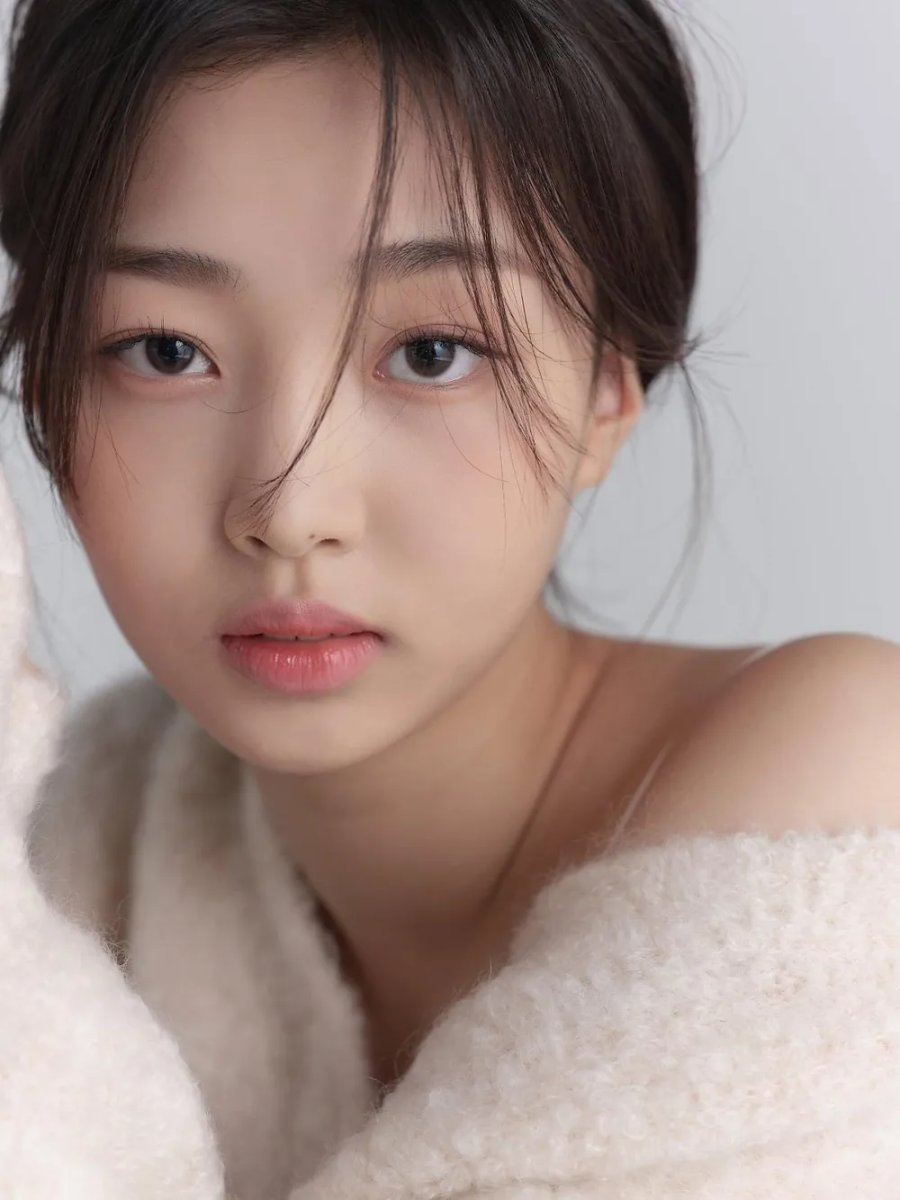 TUIDE_UPDATES's tweet photo. [UPDATE] | 260803 —  Seoyeon's sister Lee Haeum, reposted her profile photo on instagram! 

"Fighting, maknae! 🥰"

#TUIDE #튜이드 https://t.co/Rf5OIkZYRn