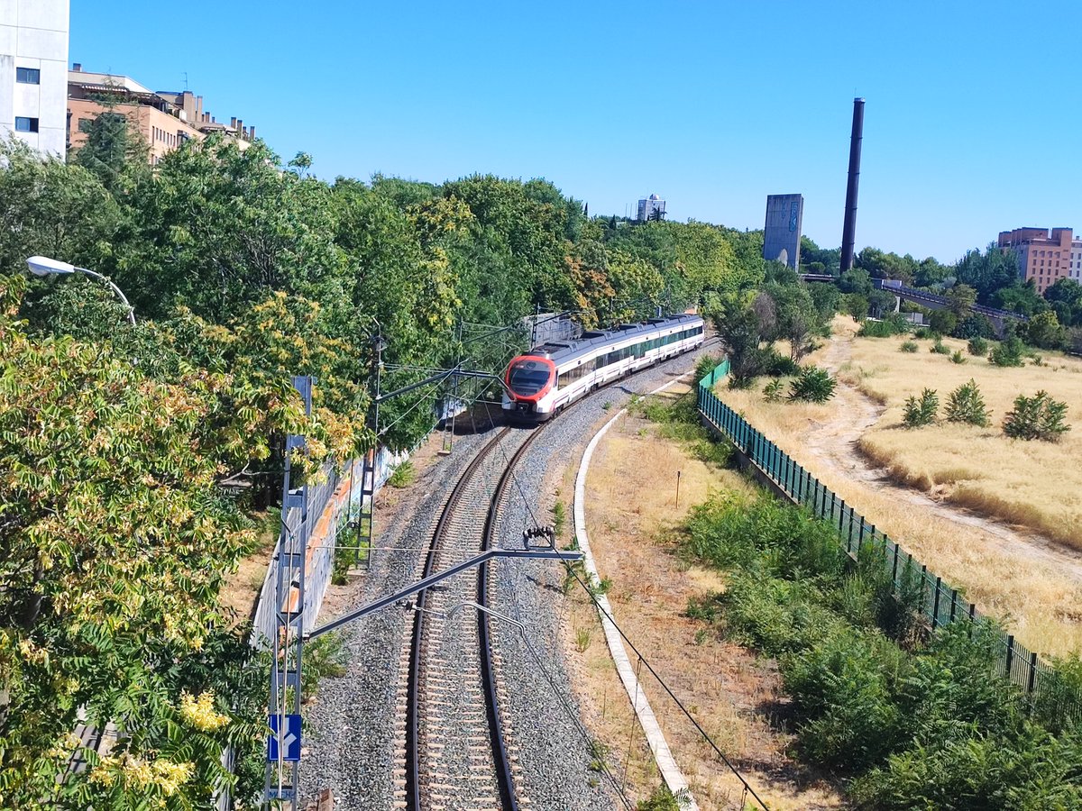 metalpotato_'s tweet photo. ahora con el corte de la C-10 hasta Delicias, que es apeadero, los trenes que vienen de Villalba se meten en la línea 916 (Bif. Santa Catalina - Santa Catalina) para dar la vuelta justo antes de llegar a la Bif. Museo 

en la app de Adif esta "estación" aparece como B1803 https://t.co/bz9xNQdtHn