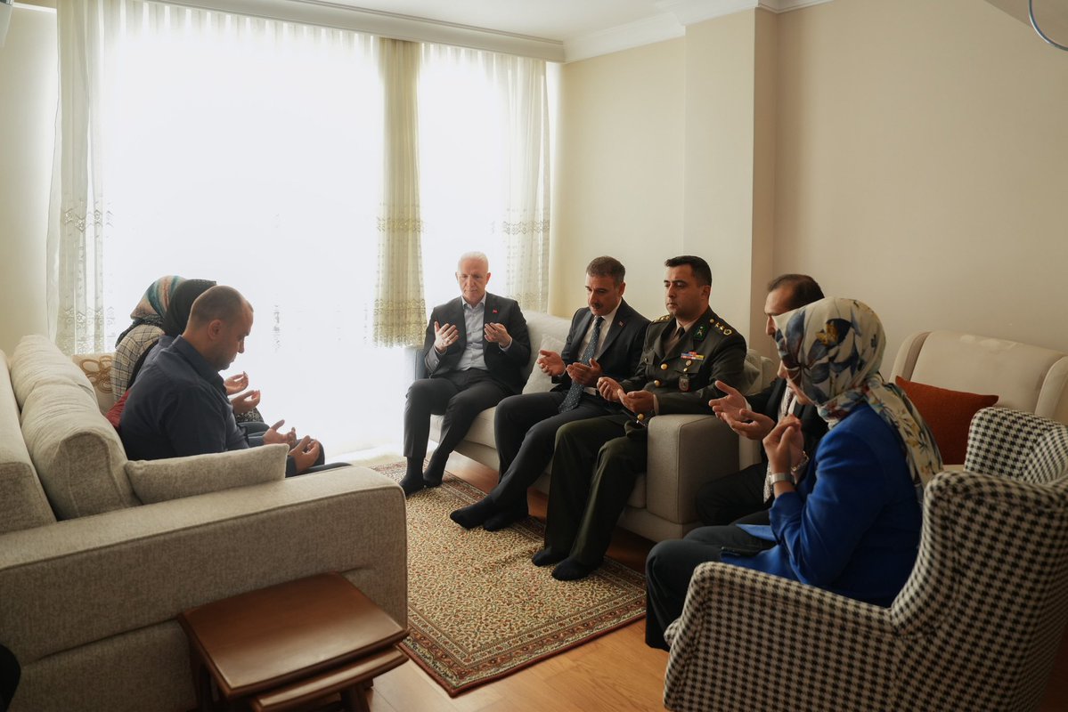 TC_istanbul's tweet photo. Valimiz Davut Gül, vefat eden Kıbrıs Gazimiz Osman Niğdeli için taziye ziyaretinde bulundu.

Vali Gül, Bakırköy Kaymakamı Recai Karal ile birlikte, aile ve yakınlarına başsağlığı dileklerini iletti.

@gul_davut

📍Bakırköy https://t.co/qglqIltDez
