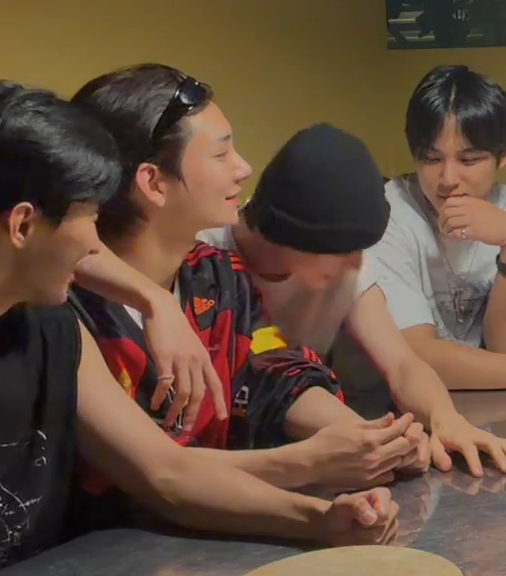 mingyursonly's tweet photo. i love it when seventeen are just so clingy with one another https://t.co/aUQIomcT9g