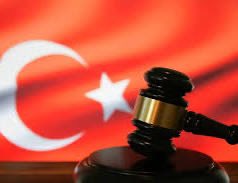 Mertbiriii's tweet photo. FETÖ irtibatı sebebiyle ihraç edilen ve Danıştay'ın tartışmalı kararıyla dönen 450 kişilik listeden bir hâkim, Büyükşehir’de Asliye Ceza'ya atandı. 

📌Jet hızıyla birinci sınıfa ayrılıp plaketle ödüllendirildi! 

HSK'nın ikinci dalga incelemesi sürerken, FETÖ mağduru bir vatandaşın yakında bu hâkimin karşısına çıkıp adalet bekleyecek olması kamu vicdanını derinden yaralıyor.
@abakingurlek @HSKKurumsal @turankuloglu @adalet_bakanlik @AbTeftis @tcbestepe @iletisim @AYMBASKANLIGI @TCCBHPK