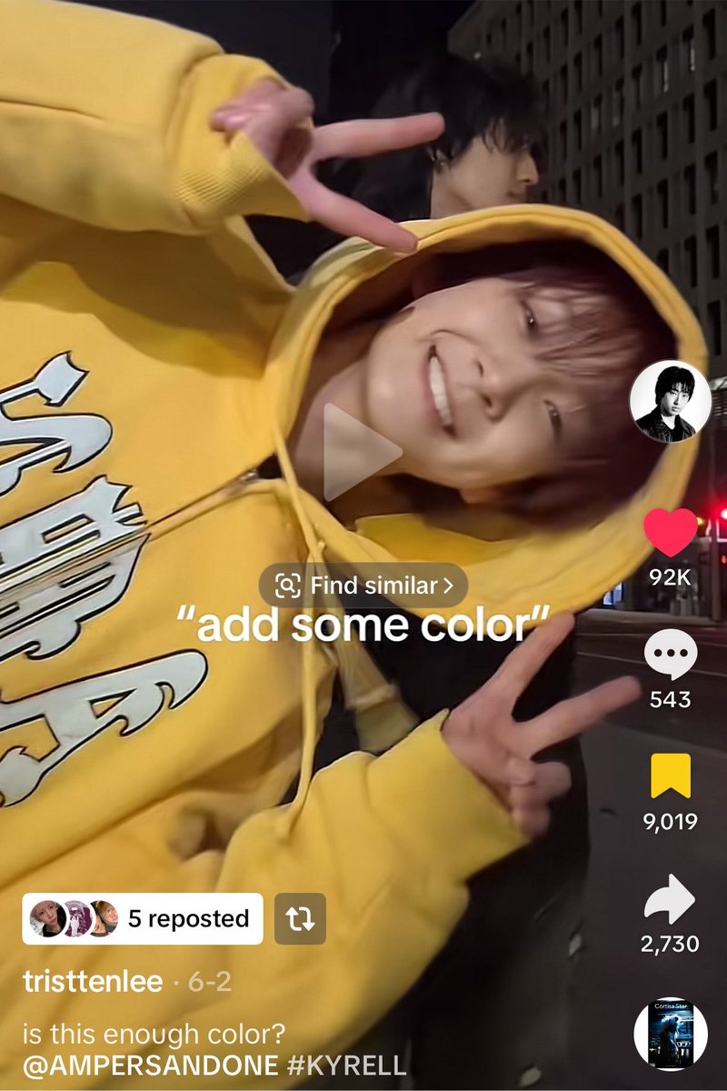 strwbbygrl's tweet photo. For the love of god, can ANYONE let me where this hoodie if from? https://t.co/1I27HICziR
