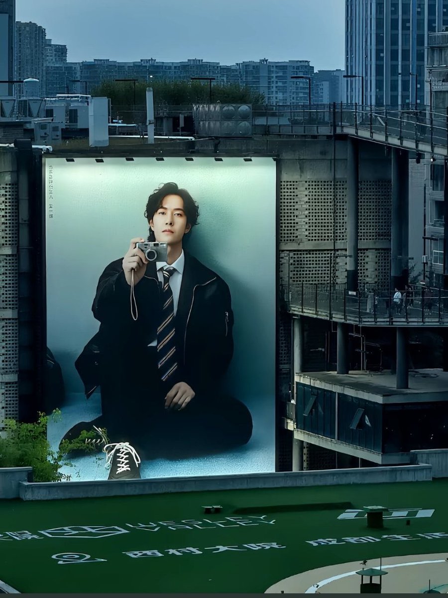 nahz_oaix's tweet photo. Wang Yibo x Jimmy Choo giant ad! 

Omg… it’s gorgeous! https://t.co/2S5xooZ35g